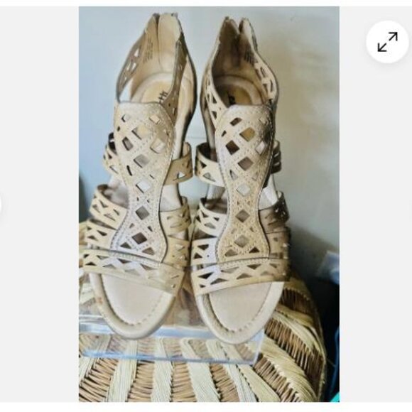 Earth Women's Sz 9.5 Petal Back Zip Wedge Heeled Sandals Laser Cut Leather Sand - Picture 2 of 6